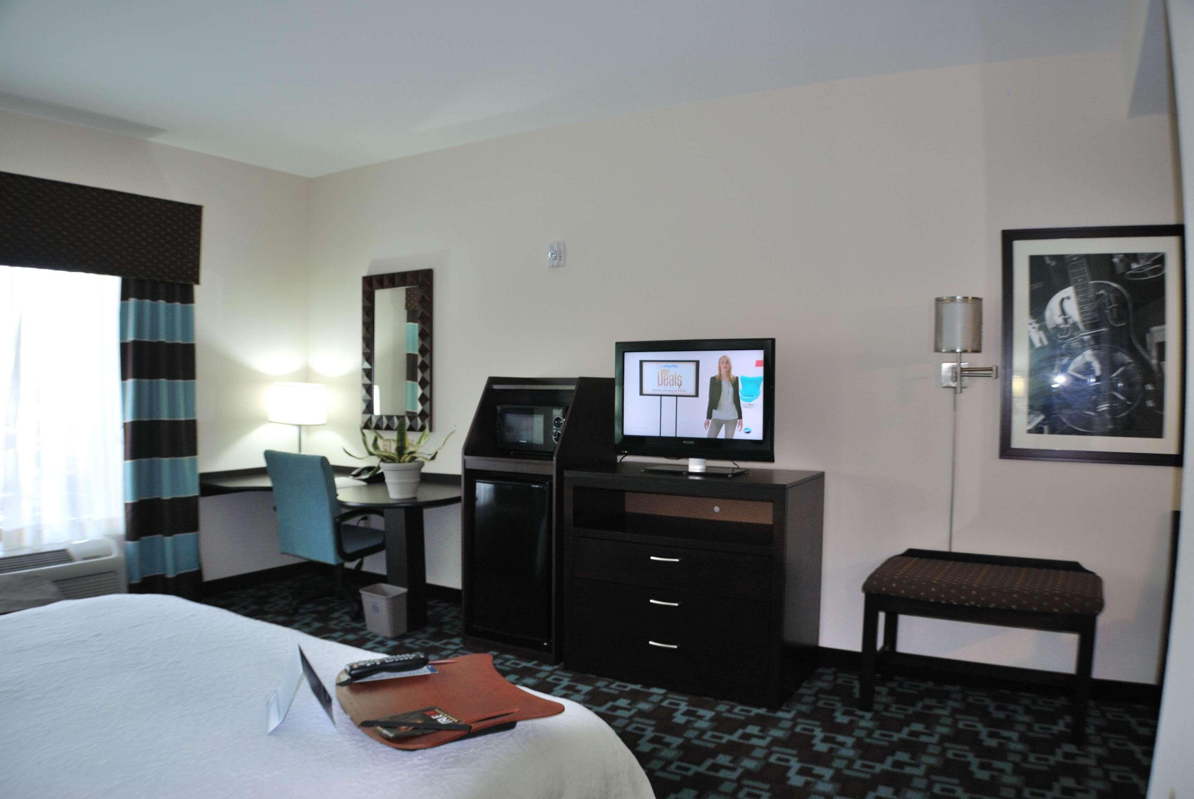 Hampton Inn & Suites Nashville At Opryland Стая снимка